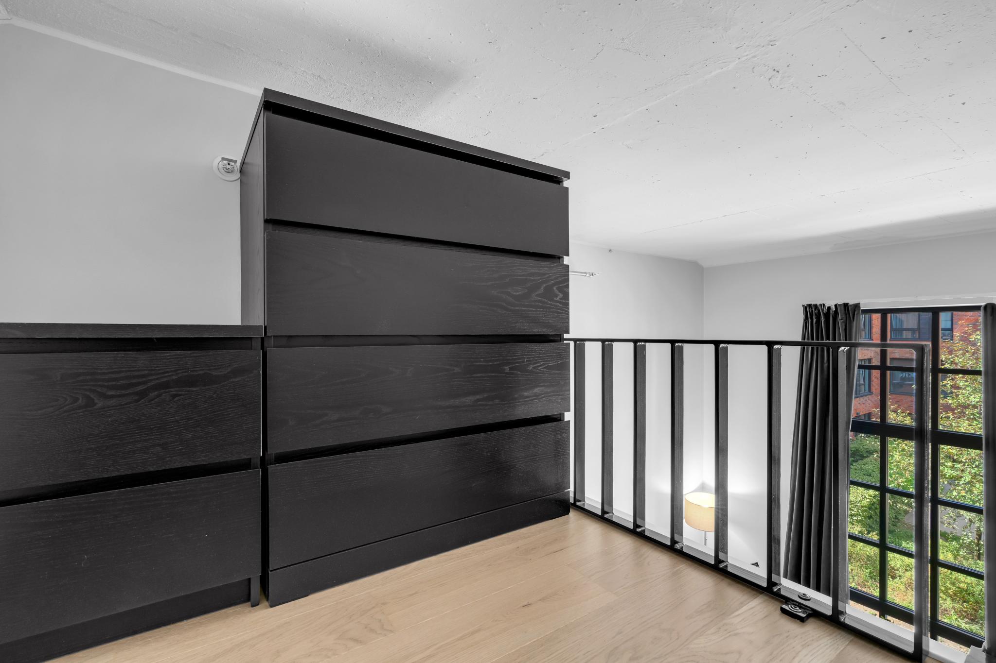 Gode oppbevaringsmuligheter på hemsen. Kommode følger med leiligheten.

